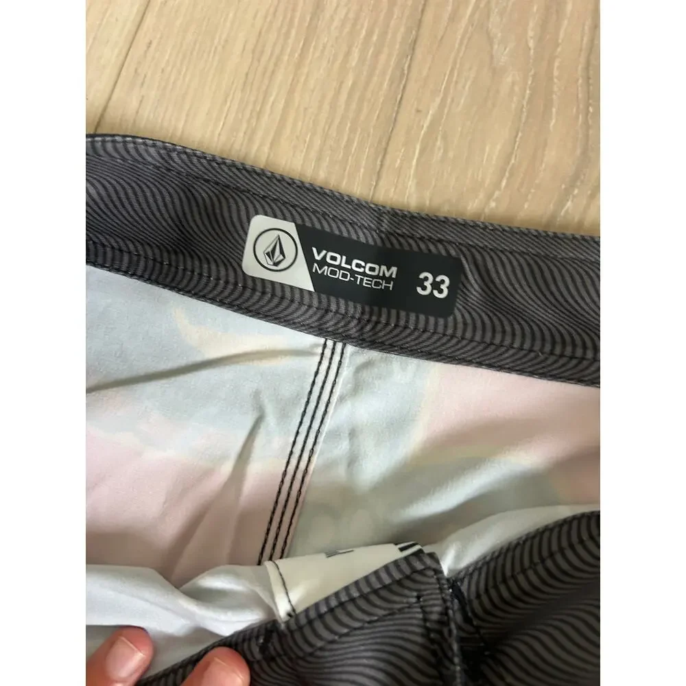 Volcom Men's Featured Artist Seth Conboy Mod Board Shorts NWT Size 33